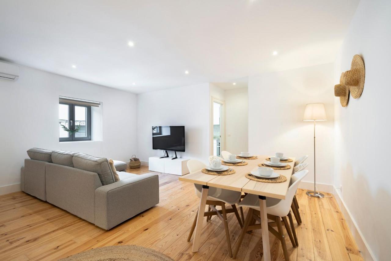 Warm And Cozy Parquet Flooring Apartment In Алмада Экстерьер фото